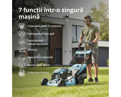 Bărbat care tunde iarba cu o mașină de tuns iarba pe benzină Könner și Söhnen cu șapte funcții în fața unei case moderne.