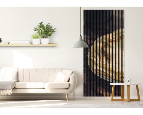Living modern luminos cu un panou acustic mare din lamele de lemn verticale cu motiv imprimat lângă o canapea deschisă.