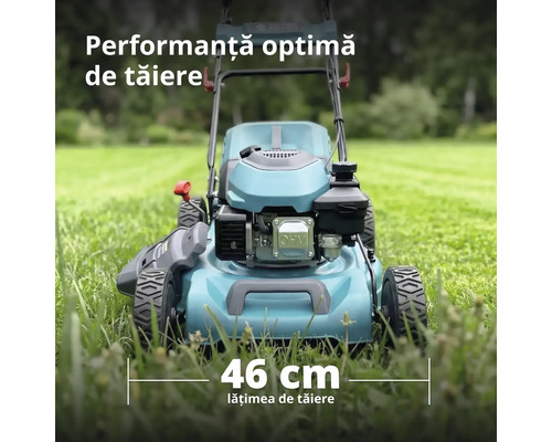 Mașină de tuns iarba pe benzină, albastră, cu o lățime de tăiere de 46 de centimetri, pe un gazon luminos.