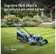 Mașină de tuns gazonul pe benzină Könner și Söhnen pe o peluză, recomandată pentru suprafețe de până la 1500 de metri pătrați.