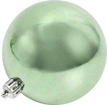 Un glob de Crăciun rotund, verde deschis, din sticlă, cu un capac argintiu și o buclă de agățare.