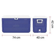 Ladă frigorifică albastră cu capac alb, dimensiuni 74 centimetri lungime, 40 centimetri lățime și 42 centimetri înălțime.
