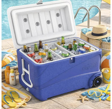 Ladă frigorifică mobilă albastră cu roți și capac alb, plină cu gheață și băuturi, lângă piscină cu accesorii de vară și prosoape.