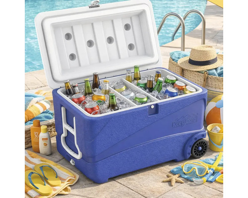 Ladă frigorifică mobilă albastră cu roți și capac alb, plină cu gheață și băuturi, lângă piscină cu accesorii de vară și prosoape.