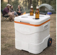 Ladă frigorifică albă pe roți cu suporturi de pahare integrate într-un decor de camping, două sticle pe capac.