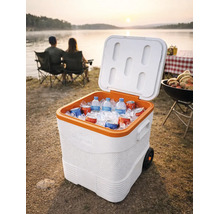 Ladă frigorifică alb-portocalie pe roți cu logo Keep Cold, deschisă, plină cu gheață și băuturi, lângă un lac.