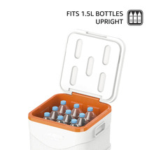 Geantă frigorifică cu capac deschis, potrivită pentru sticle de 1,5 litri în poziție verticală. Logo Keep Cold.