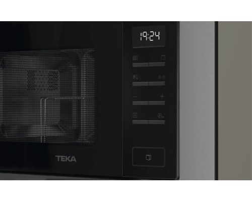 Vedere de aproape a panoului de comandă al unui cuptor cu microunde Teka cu afișaj digital, taste tactile și Teka Logo pe ușa de sticlă.