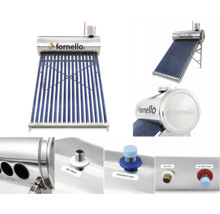 Sistem solar de încălzire a apei Fornello cu rezervor din oțel inoxidabil și tuburi vidate, inclusiv detalii ale racordurilor tehnice.