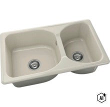 Chiuvetă încorporabilă cu două cuve de dimensiuni diferite din ceramică, inclusiv ventil cu sită și preaplin integrat. (Image AI modified or generated)