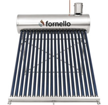 Panou solar Fornello cu rezervor orizontal din inox și tuburi vidate verticale pe un cadru metalic stabil.