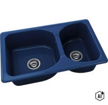 Chiuvetă dublă cu două cuve de dimensiuni diferite și ventil cu sită. (Image AI modified or generated)