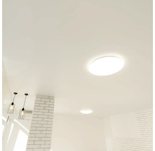 Design modern și luminos al încăperii, cu plafoniere rotunde și pendule tip colivie din sârmă neagră pe un tavan alb.