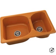 Chiuvetă de bucătărie cu două cuve de culoare portocalie, cu o cuvă mare și una mică și două ventile cu sită. (Image AI modified or generated)
