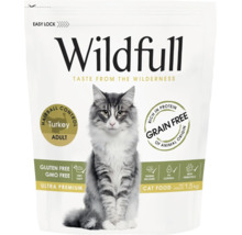 Hrană pentru pisici Wildfull Adult curcan, fără cereale, fără gluten, fără organisme modificate genetic, pachet de 1,5 kilograme cu o pisică.
