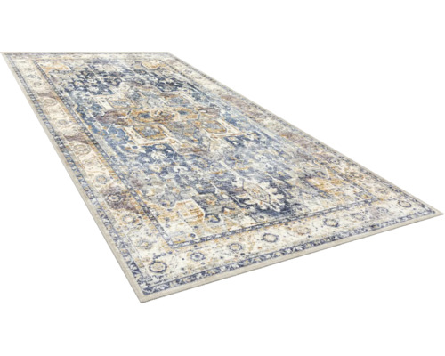 Covor dreptunghiular cu model oriental vintage și aspect antichizat.