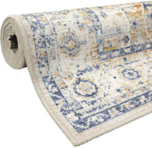 Traversă de covor parțial rulată cu model oriental vintage în albastru și bej, țesătură plată cu margini surfilate.