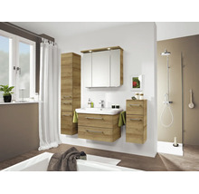 Baie modernă cu set de mobilier cu aspect de stejar, mască pentru chiuvetă, dulap cu oglindă, dulap înalt și duș de tip walk-in.