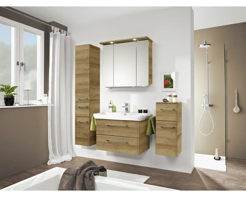 Baie modernă cu set de mobilier cu aspect de stejar, mască pentru chiuvetă, dulap cu oglindă, dulap înalt și duș de tip walk-in.