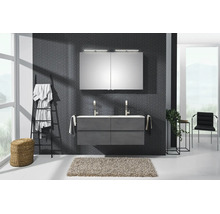 Set de baie modern compus din mască de chiuvetă dublă gri cu două baterii, dulap mare cu oglindă și perete cu model geometric.