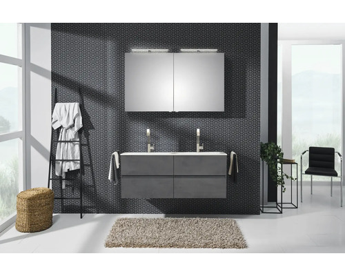 Set de baie modern compus din mască de chiuvetă dublă gri cu două baterii, dulap mare cu oglindă și perete cu model geometric.