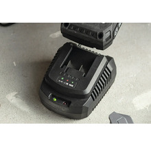 Încărcător de baterii pentru scule electrice cu un acumulator și indicatoare luminoase pentru starea de încărcare.