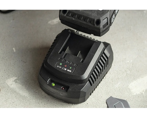 Încărcător de baterii pentru scule electrice cu un acumulator și indicatoare luminoase pentru starea de încărcare.
