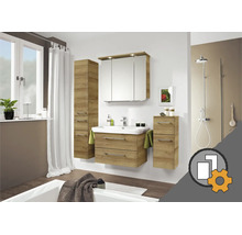 Set mobilier baie aspect stejar cu lavoar, dulap cu oglindă și dulapuri într-o baie luminoasă cu serviciu de montaj inclus.