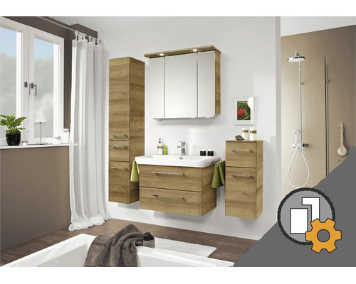 Set mobilier baie aspect stejar cu lavoar, dulap cu oglindă și dulapuri într-o baie luminoasă cu serviciu de montaj inclus.