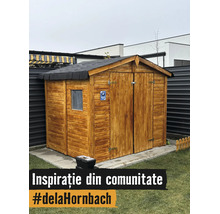 Căsuță de grădină din lemn cu acoperiș în două ape, ușă dublă și fereastră mică pe un soclu de piatră.