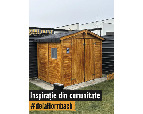 Căsuță de grădină din lemn cu acoperiș în două ape, ușă dublă și fereastră mică pe un soclu de piatră.