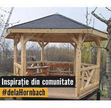 Inspirație din comunitate: Foișor de grădină hexagonal din lemn cu acoperiș din șindrilă, masă și bancă în interior într-o grădină luminoasă.