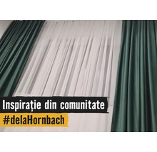 Decorațiune luminoasă la fereastră cu draperii verzi și perdea albă transparentă, inspirație din comunitate.
