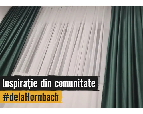 Decorațiune luminoasă la fereastră cu draperii verzi și perdea albă transparentă, inspirație din comunitate.