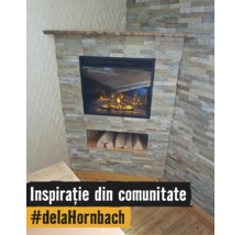 Șemineu electric încorporat într-un perete cu placaj de piatră, cu poliță de lemn și spațiu pentru depozitarea lemnelor.