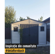 Căsuță de grădină modernă gri deschis din plastic cu uși duble gri închis și două ferestre pe o fundație de beton în grădină.
