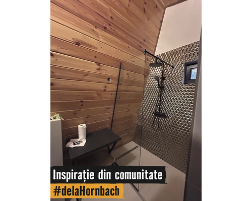 Baie modernă cu pereți din lemn, cabină de duș cu baterii negre și plăci metalice texturate.