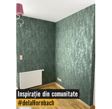 Scenă de interior cu tapet verde texturat, un radiator alb și pardoseală din lemn de culoare deschisă într-un colț de cameră luminos.