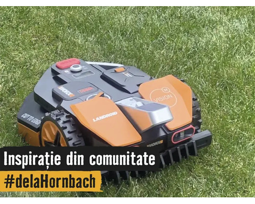 Robot de tuns iarba Worx Landroid Vision în funcțiune pe un gazon îngrijit.