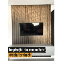 Decor de perete cu panouri acustice din lamele de lemn în spatele unui televizor deasupra unei comode gri.