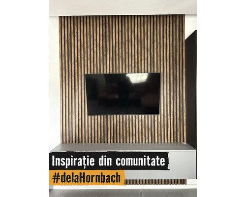 Decor de perete cu panouri acustice din lamele de lemn în spatele unui televizor deasupra unei comode gri.