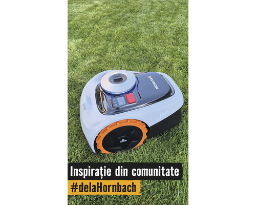 Robot de tuns gazonul Navimow i105 pe iarbă cu roți portocalii și panou de control.