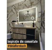 Baie modernă cu plăci ceramice aspect marmură, mobilier de lavoar din lemn, lavoar pe blat și oglindă LED mare.