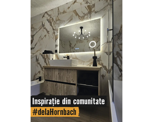 Baie modernă cu plăci ceramice aspect marmură, mobilier de lavoar din lemn, lavoar pe blat și oglindă LED mare.
