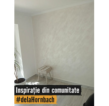 Amenajare de interior cu perete decorativ cu finisaj texturat în diagonală, o măsuță și o plantă, inspirație din comunitatea Hornbach.