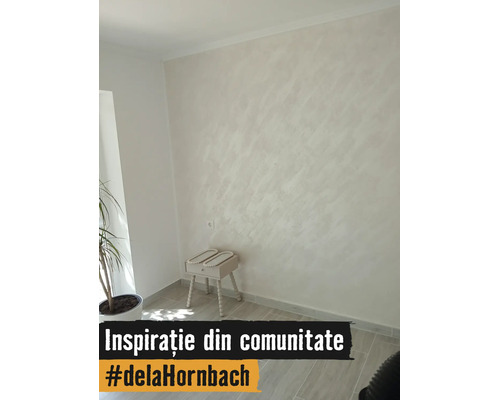 Amenajare de interior cu perete decorativ cu finisaj texturat în diagonală, o măsuță și o plantă, inspirație din comunitatea Hornbach.