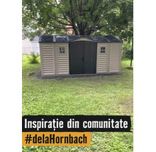 Șopron de grădină spațios din plastic cu acoperiș în două ape, ușă dublă și ferestre pe un gazon în grădină.