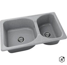 Chiuvetă dublă din compozit gri cu o cuvă mare și una mică, include ventile cu sită. (Image AI modified or generated)
