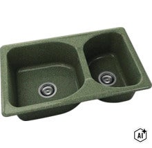 Chiuvetă de bucătărie verde cu două cuve din compozit de granit cu site de scurgere. (Image AI modified or generated)