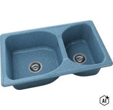 Chiuvetă dublă din material compozit cu două cuve de dimensiuni diferite și ventile cu sită. (Image AI modified or generated)